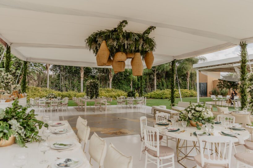 Boda de verano en Skada Jardín: Un momento mágico de amor al aire libre en un entorno encantador.